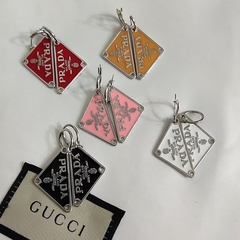 par de brinco prada argola esmaltado grande luxo na internet