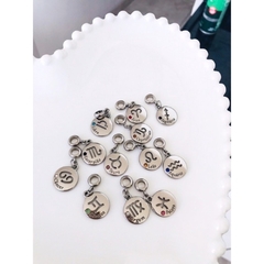 berloque signos com frases e pedra da cor do signo na internet