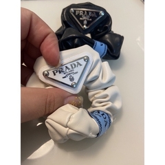 scrunchie prada couro - comprar online