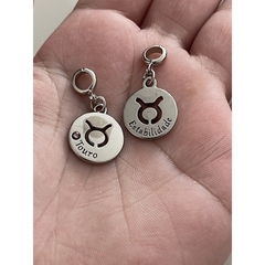 berloque signos com frases e pedra da cor do signo na internet