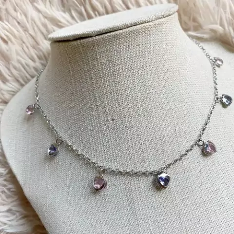 Gargantilha choker de aço inox, regulável Coração c/ zircônia rosa e lilás 48 cm