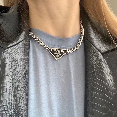 colar prada logo corrente esmaltado aço inoxidavel