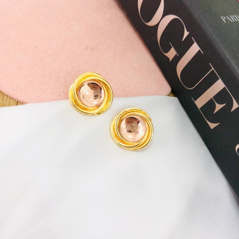 brinco folheado a ouro com detalhe rosa tipo pedraria garantia