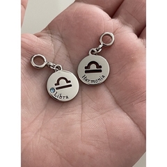 berloque signos com frases e pedra da cor do signo