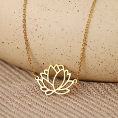 colar semi joia flor de lótus anti alérgico - comprar online