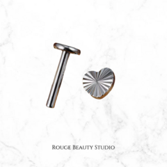Piercing labret de titanio - corazón biselado - Rouge Beauty Studio