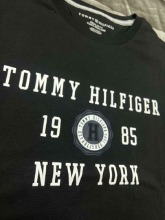 Playera tommy hilfiger. en internet