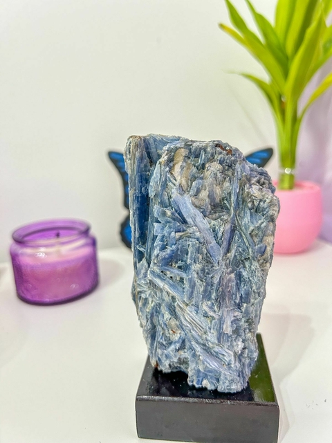 Cianita Azul Pedra de Arcanjo Miguel base de madeira 630 gr - Pedra de Arcanjo Miguel, Proteção dos Anjos - PEÇA ÚNICA