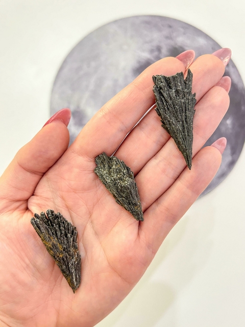 Cianita Preta / Vassoura de Bruxa M - Proteção, Varre a Negatividade