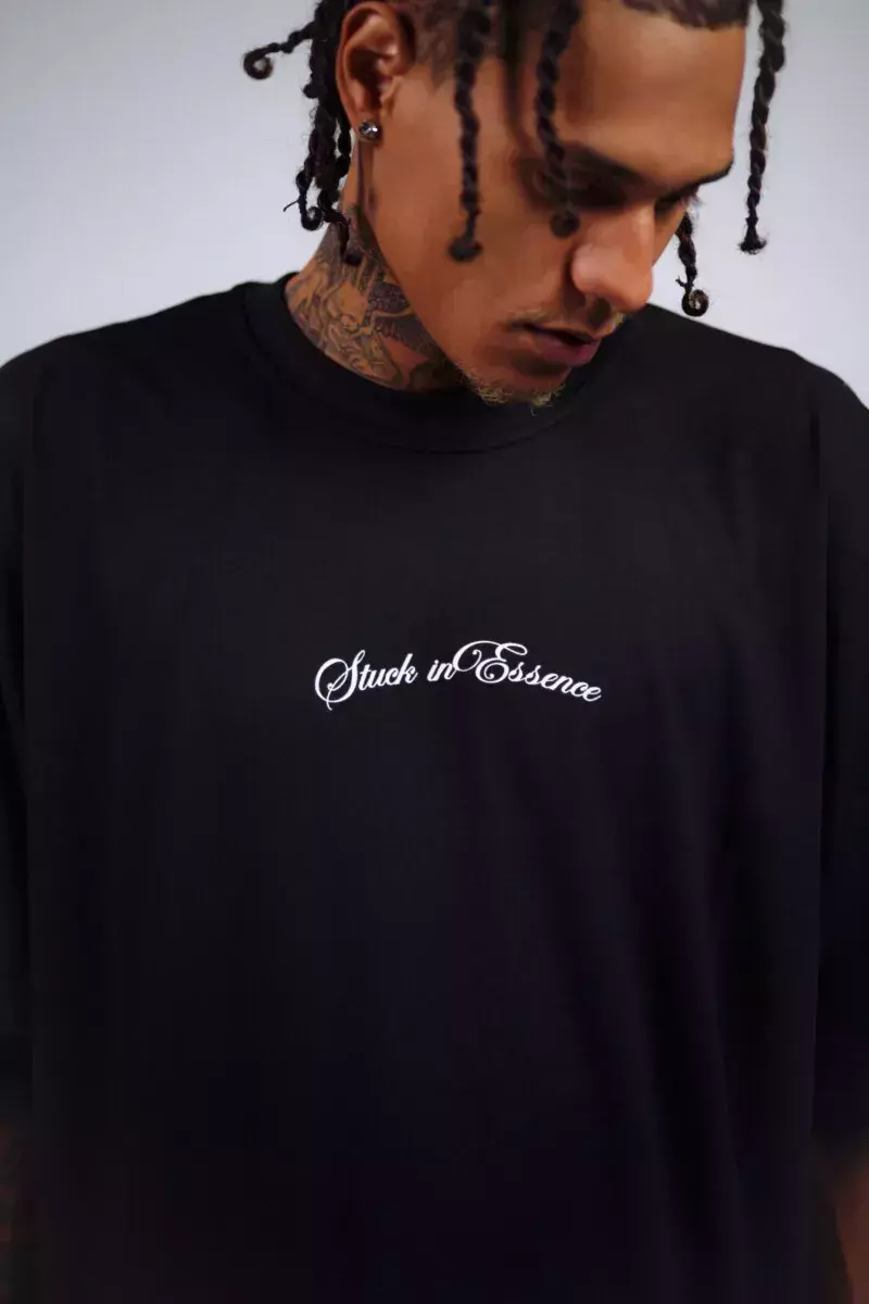 CAMISETA HYBE STUCK IN ESSENCE - PRETA