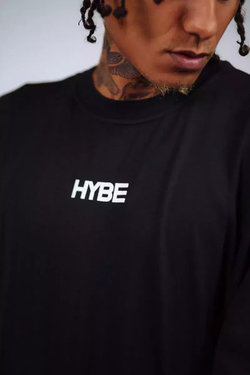 CAMISETA HYBE LOGO - PRETA