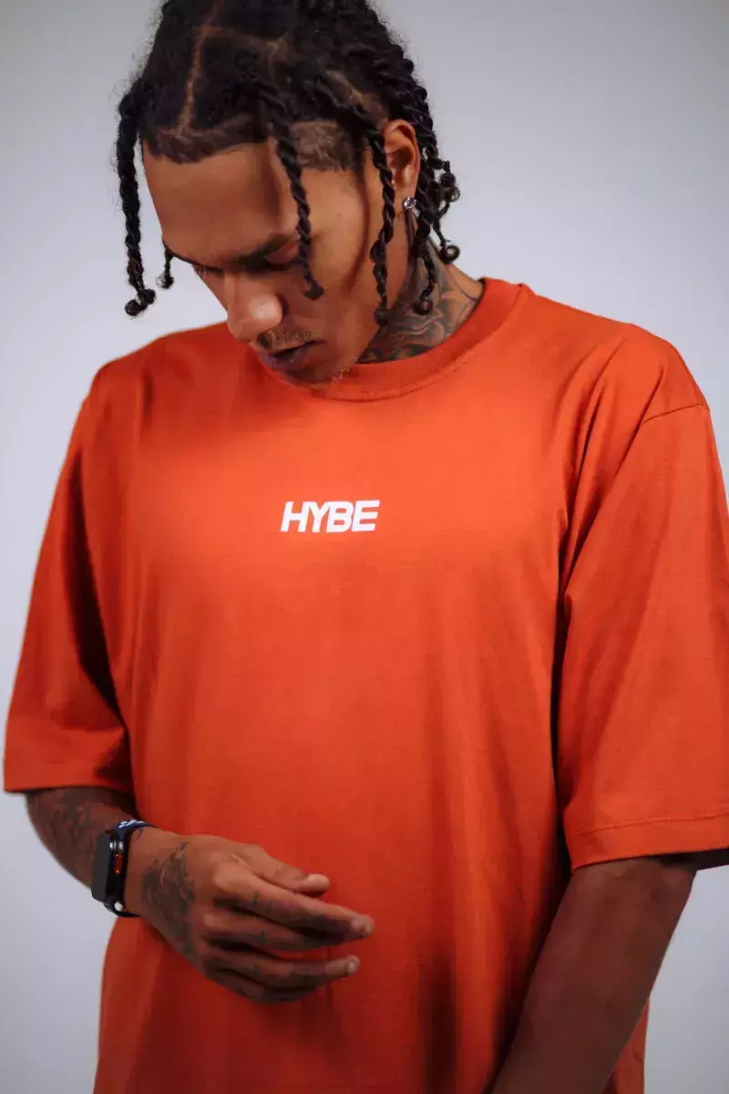CAMISETA HYBE LOGO - LARANJA