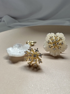 Flor Madrepérola Removivel Dourado - Permita-se Acessórios