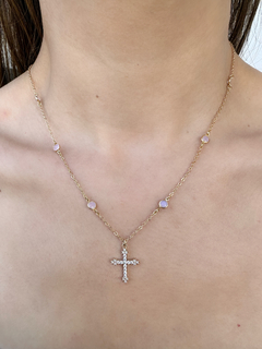 Colar Pingente Cruz Cravejada com Zircônia Rosa Dourado