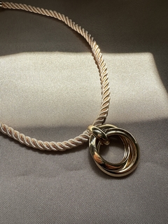 Colar Corda Nude com Pingente Voltas Dourado - comprar online