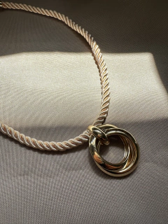 Colar Corda Nude com Pingente Voltas Dourado - comprar online