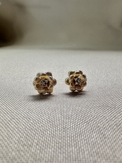 Brinco Flor P Camadas Dourado - comprar online
