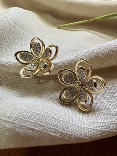 Brinco Flor Cravejada Dourado/Prata - Permita-se Acessórios