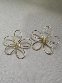 Flor Contorno Dourado - comprar online