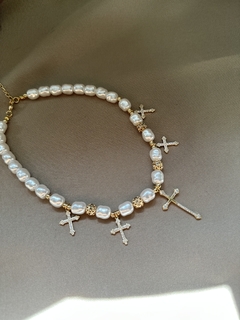Colar Pérola com Cruz Cravejada e Esferas Dourado/Prata - comprar online