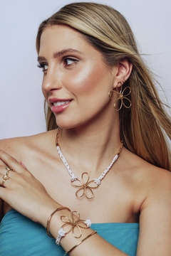 Colar Flor Contorno com Cordão e Correntaria Dourado