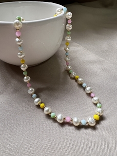Colar Pérola com Esfera e Cristais Coloridos Dourado - comprar online
