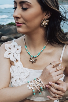 Colar Flor Turquesa com Esferas Dourado - comprar online