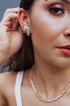 Ear Cuff Cravejado Dourado