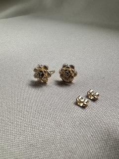 Brinco Flor P Camadas Dourado - Permita-se Acessórios