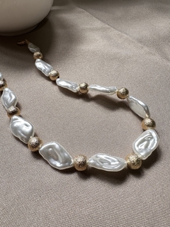 Colar Pérola Orgânica com Esferas Dourado - comprar online