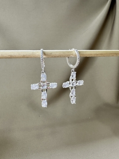 Argola Cruz Cravejada Dourado/Prata - comprar online