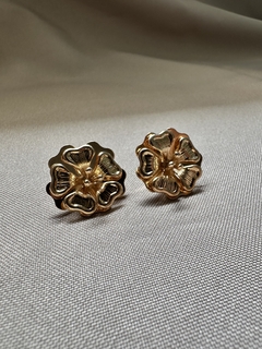Brinco Flor Dourado na internet