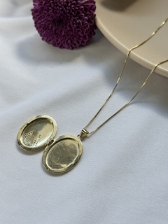 Relicário Nossa Senhora Cravejado Dourado - Permita-se Acessórios