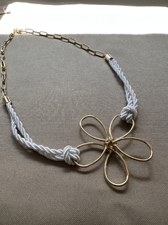 Colar Flor Contorno com Cordão e Correntaria Dourado - comprar online