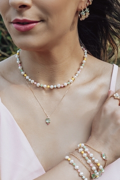 Colar Pérola com Esfera e Cristais Coloridos Dourado