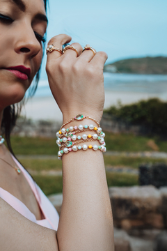 Pulseira Pérola com Cristais Coloridos e Esferas Dourado