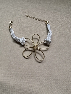 Pulseira Corda Flor Contorno Dourado na internet