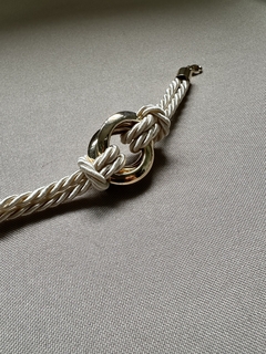 Pulseira Corda Nude com Pingente Ondas Dourado - Permita-se Acessórios