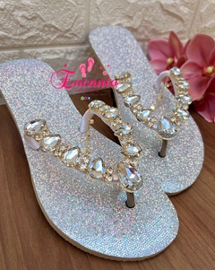 Slin flat areia com estampa prata boreal e peça cristal