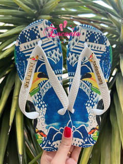 Modelo Top tropical azul piercing tucano