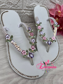 Slin branca flores lilas/rosa corte lateral c/strass