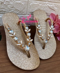 Slin glitter dourada com peça cristal e pérolas - comprar online