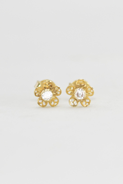 Brinco Mini Flor Pétalas Vazadas