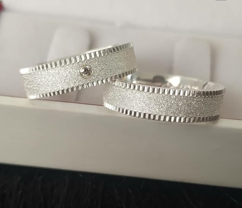Par de Aliança Jateada Detalhes Borda com Pedra 6mm em Prata 950 - comprar online