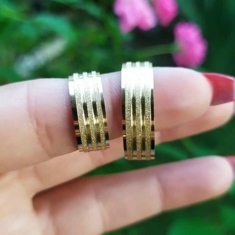 Par de Aliança Reta com Jateado e 3 Frisos 8mm em Moeda Antiga