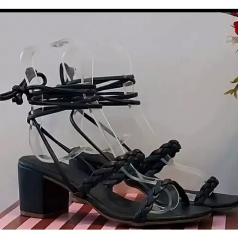 Sandália Feminina de Salto Médio Grosso Amarração na Perna Tendência