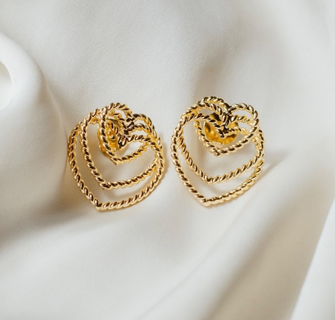 Brinco coração triplo trabalhado