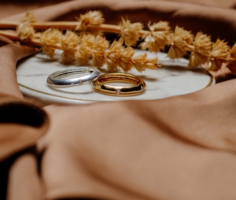 Anel liso alto com zircônias