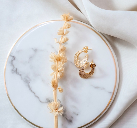 Brinco torcido com zircônias