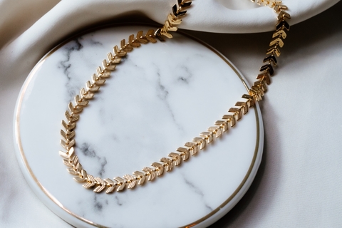 Colar choker escama lisa e diamantada